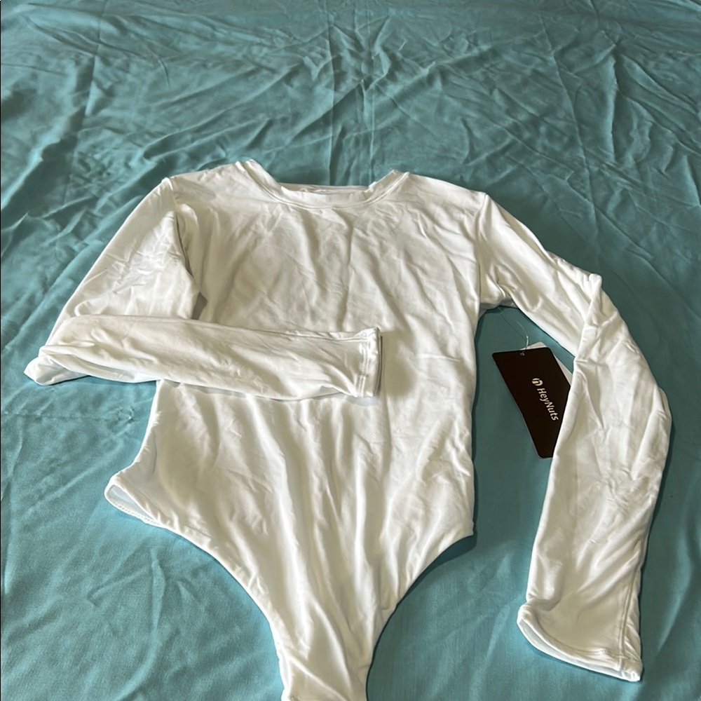 Heynuts White Long Sleeve Bodysuit size small nwt